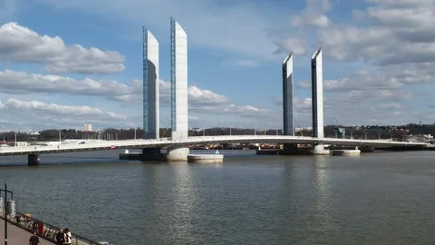 мост Pont Jacques Chaban-Delmas