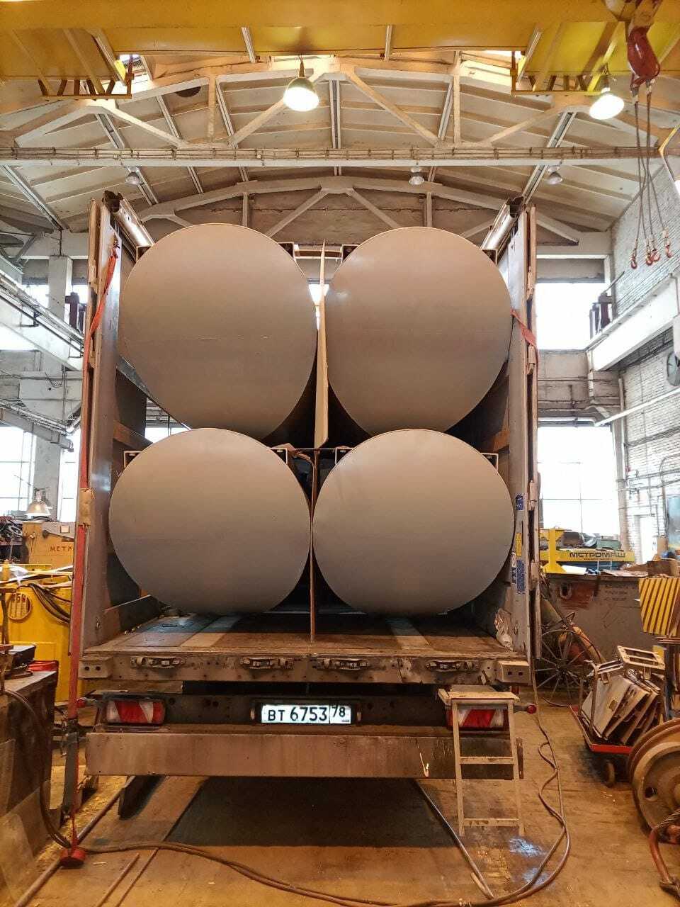 Погрузка гондол МПКТ-2 в автотранспорт