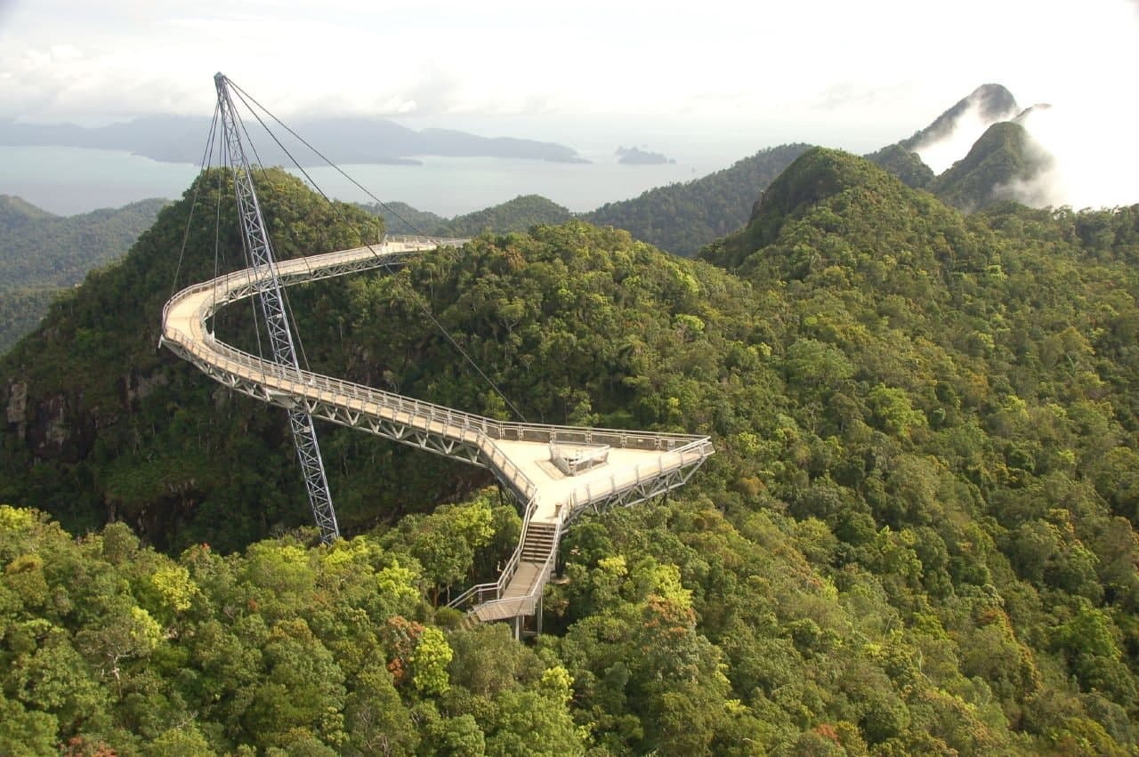 Пешеходный вантовый однопилонный мост Langkawi Sky Bridge 